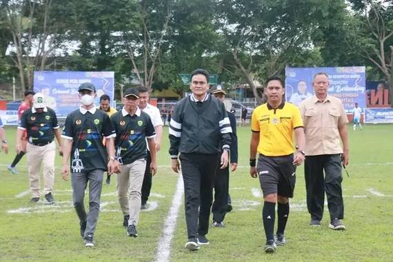 Foto : Bupati Barru Ir. H. Suardi Saleh, M.Si Beserta Pengurus ASKAB Kabupaten Barru Membuka Kejuaraan Sepakbola Bupati Cup Barru 2022