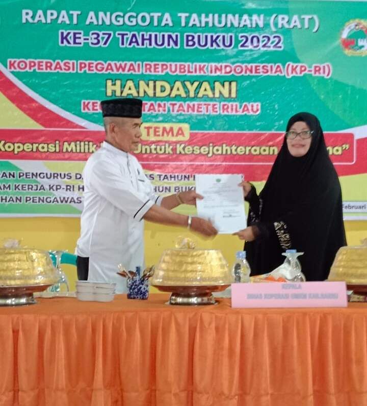 Foto : Hj. Nurmilah Main, S.Sos. M.AP Membuka Secara Resmi RAT KPRI Handayani, Sabtu (18/2).