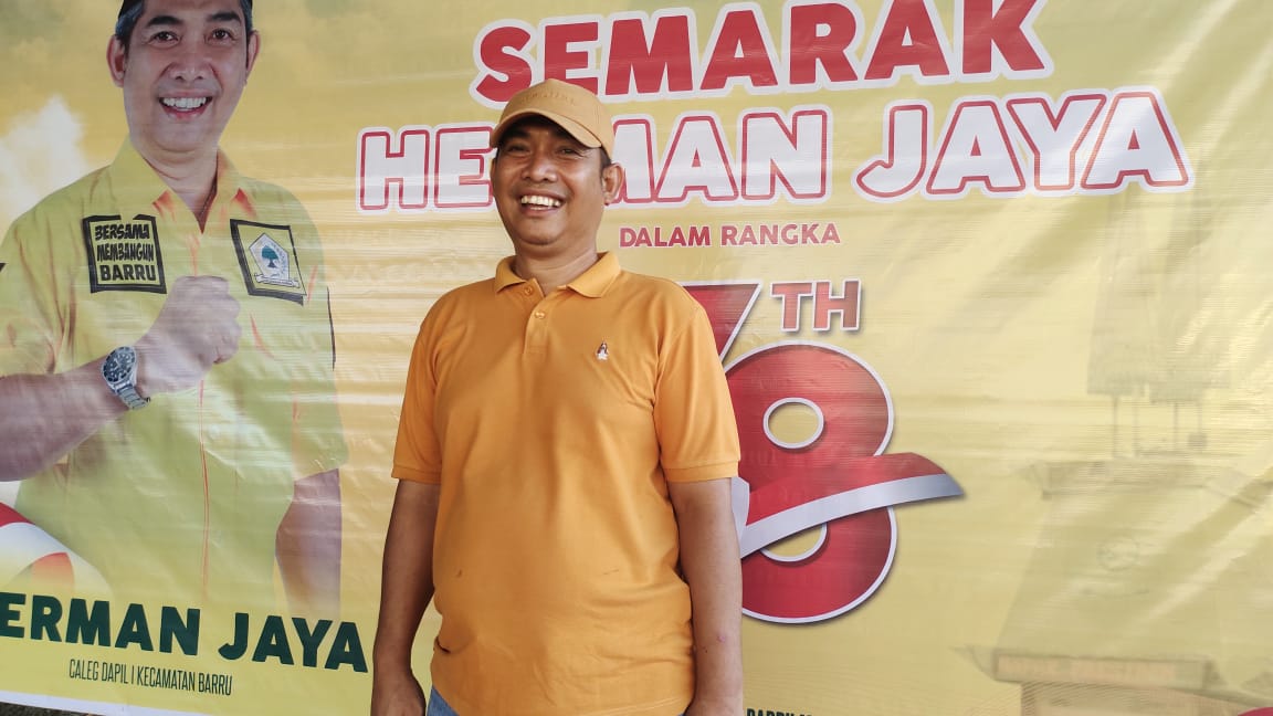 Foto : Herman Jaya (HJ) Membuka Secara Resmi Pertandingan Voli dan Takraw Tingkat Kecamatan Barru Dalam Rangka Menyemarakkan HUT RI ke 78 di Siawung, Kamis (10/8).