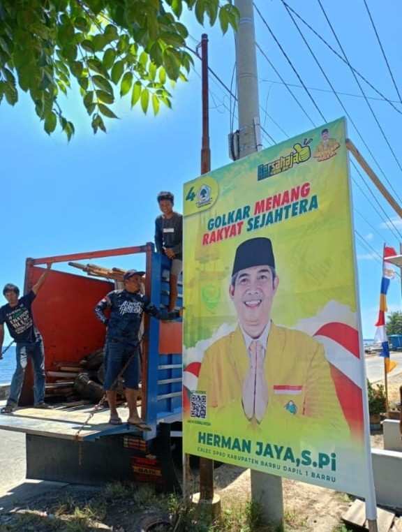 Foto : Tim Pemenangan Herman Jaya Menurunkan Seluruh Atribut Baliho.