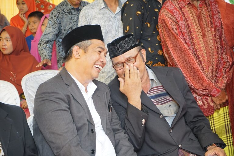 Foto : Herman Jaya dan H. Zainuddin Chaidar Saat Menghadiri Acara Pernikahan di Lembae Kel. Coppo, Sabtu (11/11) 