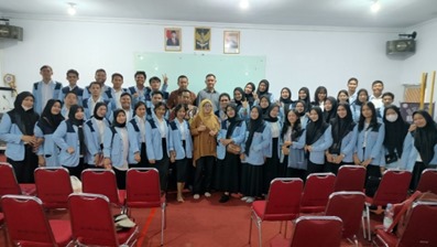 Foto Bersama Rektor Unitama dengan Mahasiswa S1 Prodi Sistem Informasi